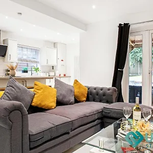  Holiday home Luxury 3 Bed House - Hot Tub - Near Castle, Qmc - Centre & Trent Bridge - Sleeps 6